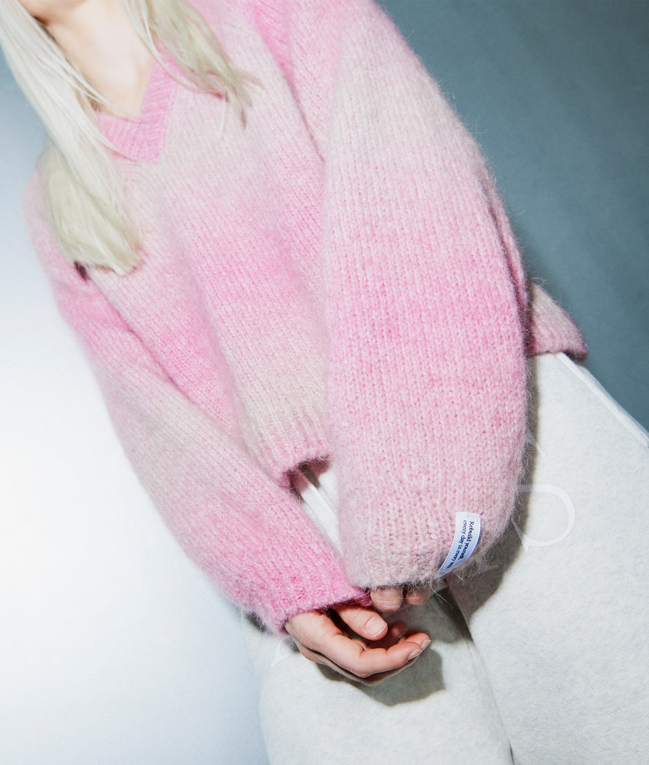 v-neck sweater gradient knit | pink